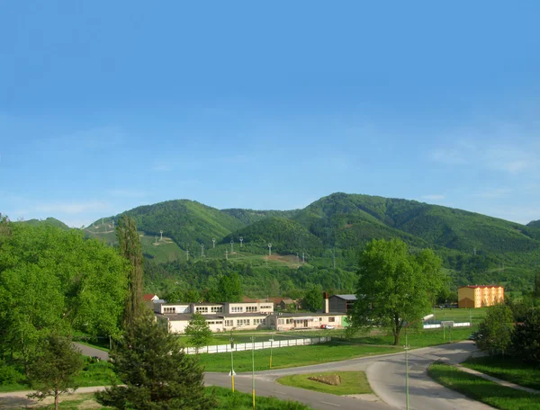A aldeia montanhosa na Eslováquia — Fotografia de Stock