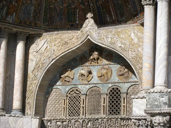 Parte de la fachada oeste de la basílica de San Marcos (Venecia, Italia) ) — Foto de Stock