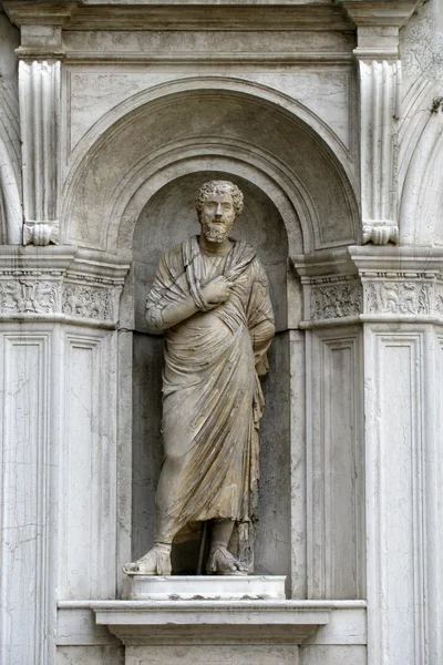 Antik staty i Dogepalatset (Venedig, Italien) — Stockfoto