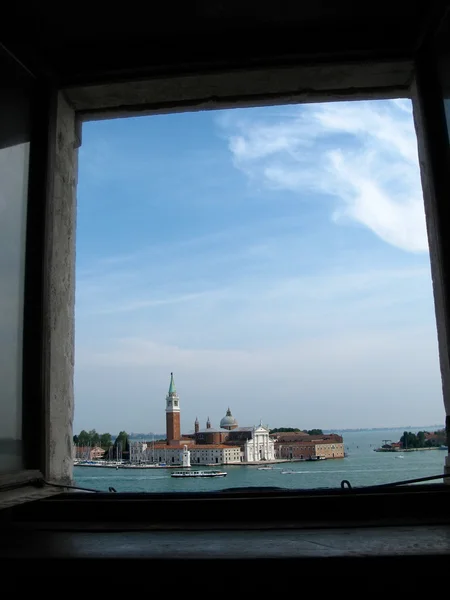 Weergave van San Giorgio Maggiore vanuit de ramen van het Dogenpaleis (Venetië, Italië) — Stockfoto