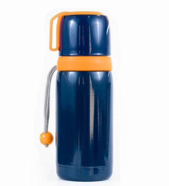 Beyaz arka planda çocuk içecekleri için termos