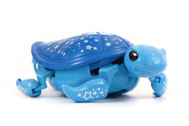 Beyaz arka planda izole edilmiş plastik kaplumbağa oyuncağı.