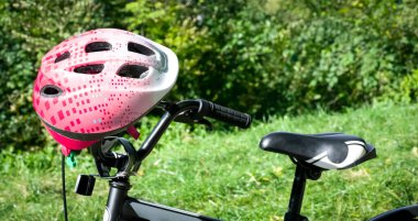 Bisiklet kask bir Bisiklet gidon asılı