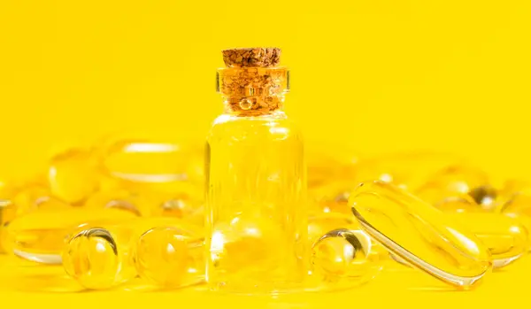 Omega Kapsułki Oleju Rybnego Żółtym Tle — Zdjęcie stockowe