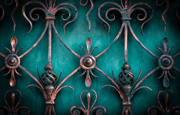 Sahte metal ürünlerinin parçası. yakın plan.