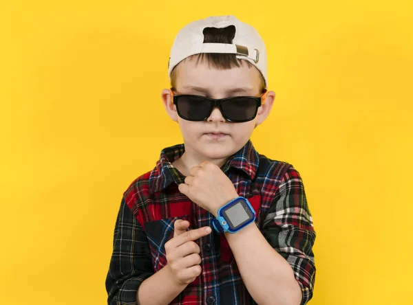 Niño Señalando Dedo Índice Reloj Inteligente Mano — Foto de Stock