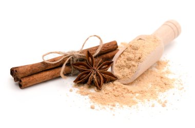 Tarçınlı çubuk tarçın. Beyaz arkaplanda karışık baharatlar