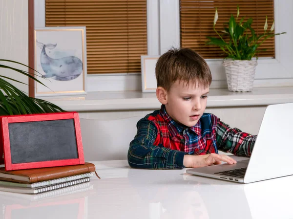 tablet pc ve dizüstü evde öğrenci çocuk