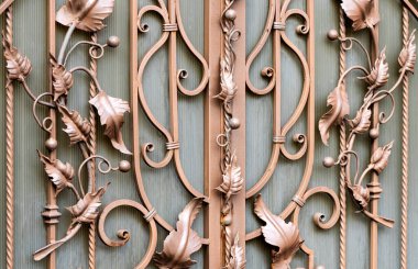 Demir kapılar, süs eşyası döşemeleri, sahte elementler..