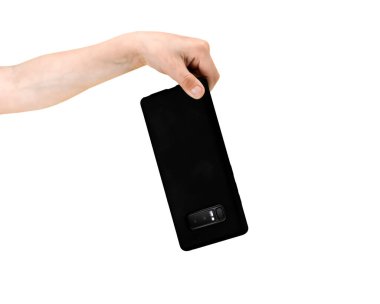 Adam beyaz arka plandaki siyah akıllı telefonu attı.