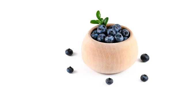 Eine Kleine Hölzerne Schale Mit Beeren Auf Weißem Hintergrund — Stockfoto