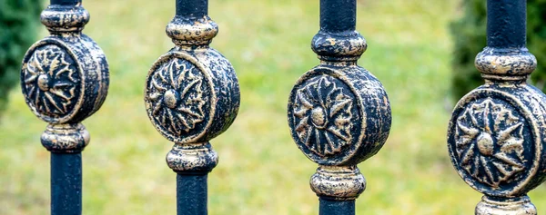 フェンスの黒の金属の要素を密接に鍛造 錬鉄装飾要素 — ストック写真