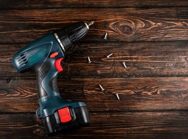 ahşap arka plan üzerinde elektrikli tornavida