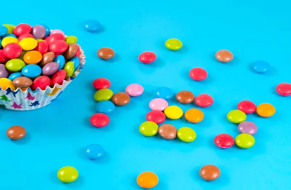 Coloridos Caramelos Cuenco Sobre Fondo Azul Visto Desde Arriba Vista —  Fotos de Stock