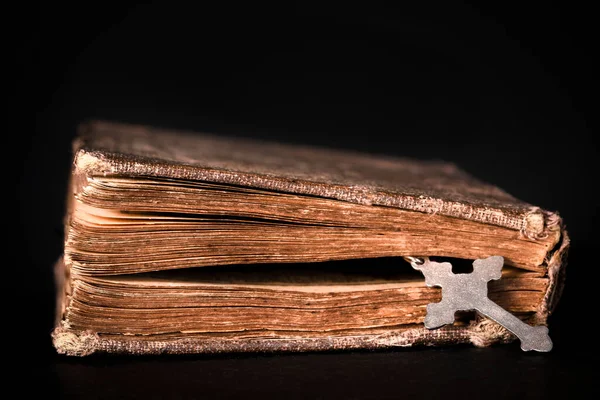 Viejo Libro Con Una Cruz — Foto de Stock