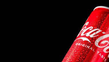 Kamenets - Podolsk. Ukrayna - 11 Ocak 2022: Siyah arkaplanda Coca Cola
