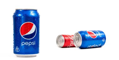 Kamenet - Podolsky, Ukrayna - 12.01 2022: beyaz arkaplanda metal şişe Pepsi ve kola tadı 