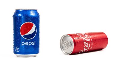 Kamenet - Podolsky, Ukrayna - 12.01 2022: beyaz arkaplanda metal şişe Pepsi ve kola tadı 