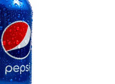 Kamenet - Podolsky, Ukrayna - 12.01 2022: Beyaz arka planda metal şişe Pepsi tadı 