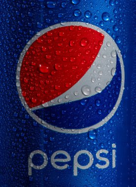 Ocak 01, 2022, Kiev, Ukrayna. Siyah zemin üzerinde su damlaları olan mavi kola kutusu.