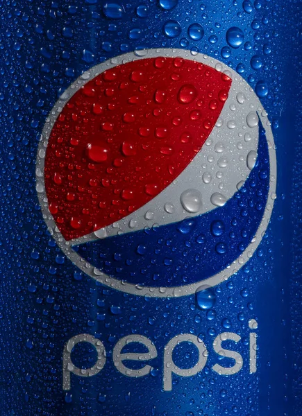 Jenuary 2022 Kijev Ukrajna Kék Doboz Pepsi Cola Vízcseppek Elszigetelt — Stock Fotó