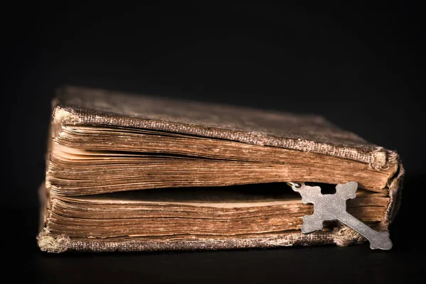 Haçlı Eski Bir Kitap — Stok fotoğraf
