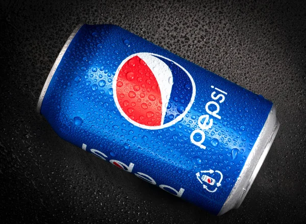 2021 Március Kijev Ukrajna Kék Doboz Pepsi Cola Vízcseppek Elszigetelt — Stock Fotó