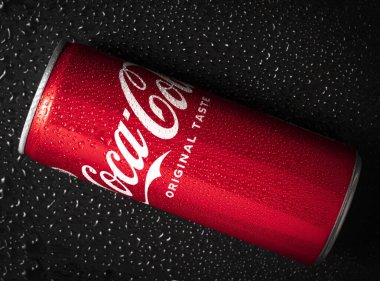 Ukrayna, Kamenets - Podolskiy - 03 Ocak 2022: Siyah zemin üzerinde su lekeleri olan Coca Cola şişesi