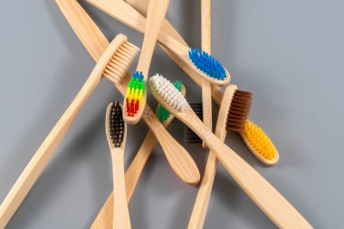Gri arka planda tahta diş fırçaları
