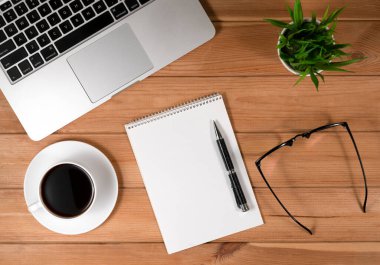 İçişleri Bakanlığı Masasında dizüstü bilgisayar, defter ve kahve kupası. Ahşap Arkaplan 