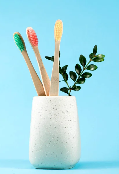Wooden Toothbrushes Glass Cup Blue Background — Stock Photo, Image