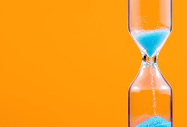 Turuncu arka planda kum saati, makro