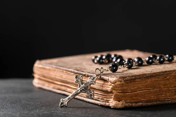Biblia Santa Con Cruz Sobre Fondo Negro Oscuro —  Fotos de Stock