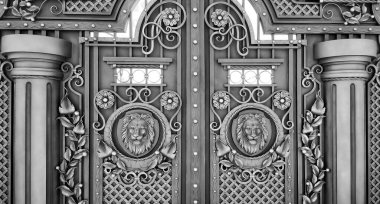 İşlenmiş metal kapılı dekoratif süsleme