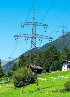 Yüksek voltajlı güç iletim kuleleri ve hatları