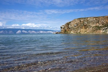 Sakin göl baykal, cape bodun khuzhir köyü yakınlarında