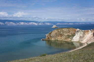 Sakin göl baykal, cape bodun khuzhir köyü yakınlarında