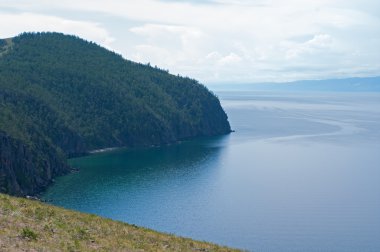 Sakin göl baykal, cape bodun khuzhir köyü yakınlarında