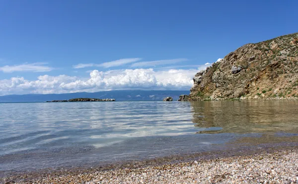 Calma Lago Baykal, Cabo Bodun cerca de la aldea Khuzhir — Foto de Stock
