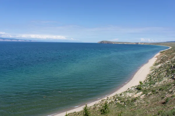 Klidné jezero baykal, peschanaya lagoon poblíž vesnice khuzhir — Stock fotografie