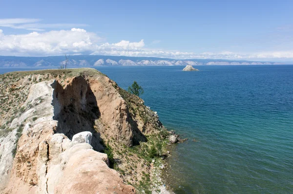 Спокойное озеро Байкал, мыс Бодун около села Хужир — стоковое фото