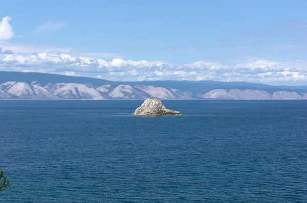 Noname eiland op de kleine Zie van de lake baikal, Rusland — Stockfoto