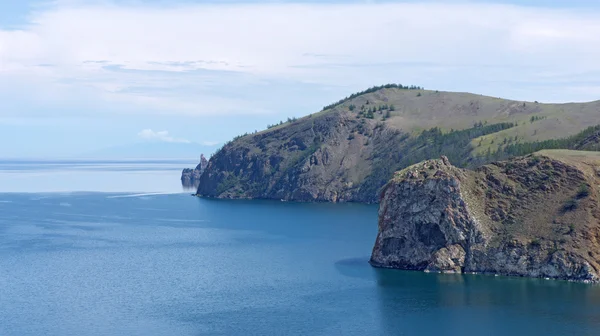 Klidné jezero baykal, pohled od mysu tři bratři — Stock fotografie