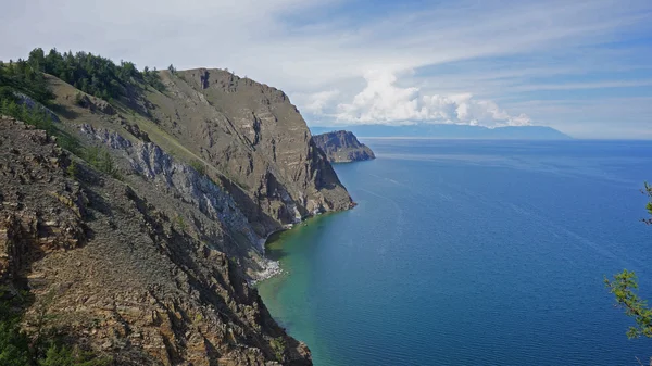 Спокойное озеро Байкал, вид с мыса Трех братьев — стоковое фото