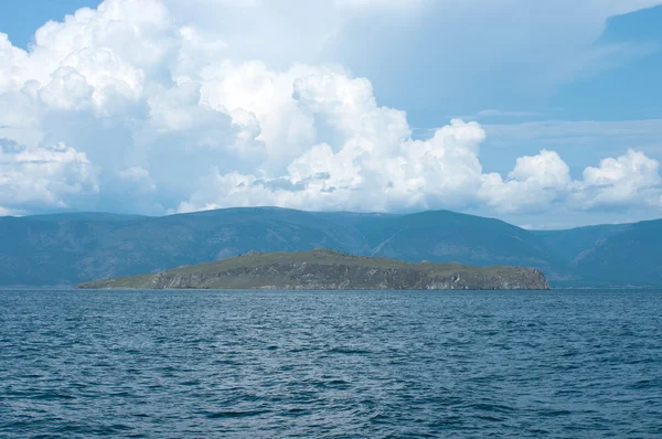 Rustig lake baykal, eiland van zamogoy — Stockfoto