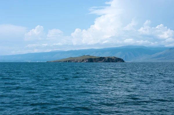 Спокойное озеро Байкал, остров Замогой — стоковое фото