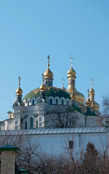 Klooster in kiev onder rivier Dnjepr — Stockfoto