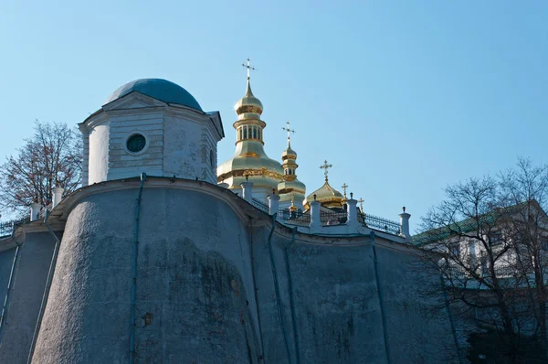 Monasterio en Kiev bajo el río Dnieper — Foto de Stock