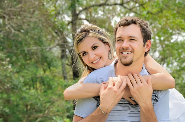 Glückliches Liebespaar — Stockfoto