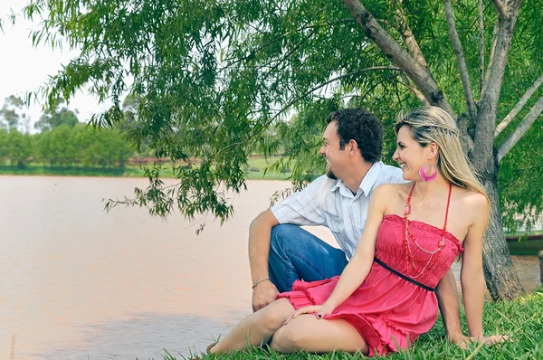 Casal no parque — Fotografia de Stock